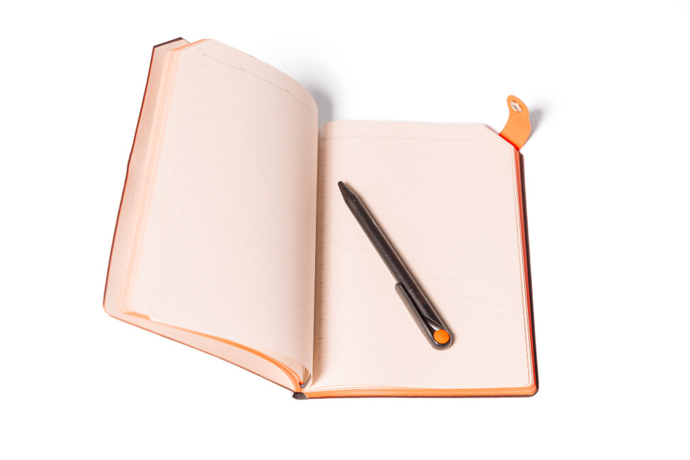 Набор ежедневник и ручка оранжевый SKOLKOVO